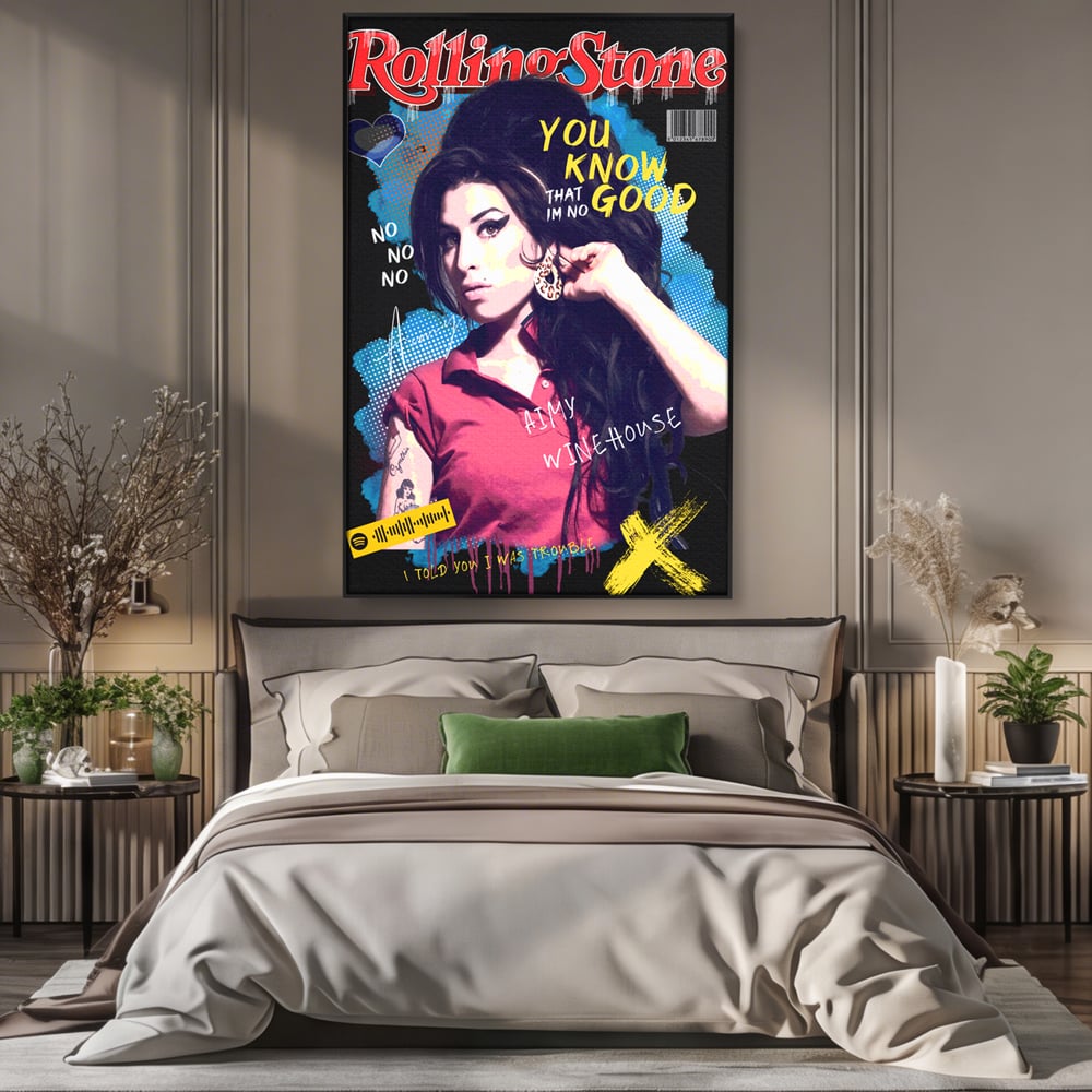 Tablou canvas cu tablou canvas cu amy winehouse pe coperta rolling stone, in rama de aluminiu negru, pe perete intr-un dormitor